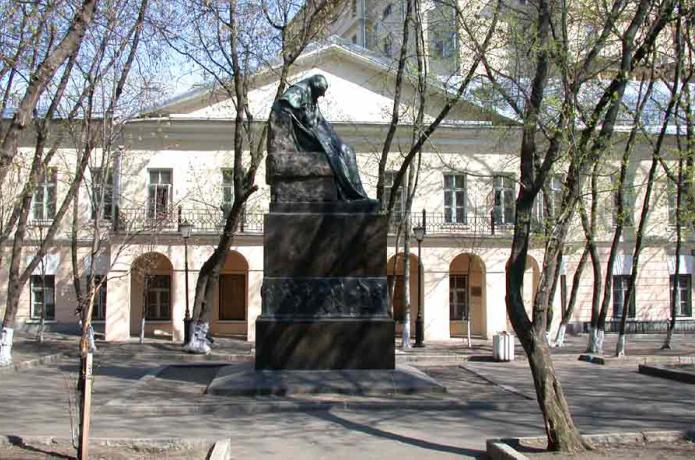 Monumento sentado y en pie a Gogol.